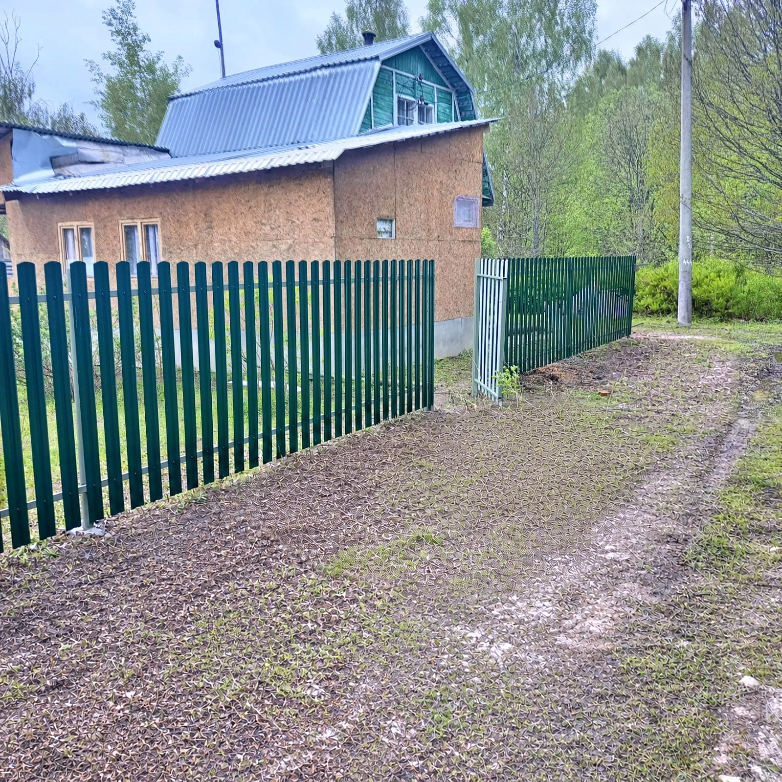 Комбинированное зелёно-белое ограждение участка