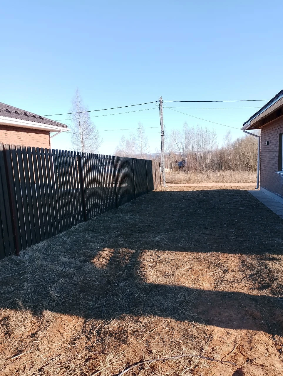 Коричневое ограждение между загородными домами