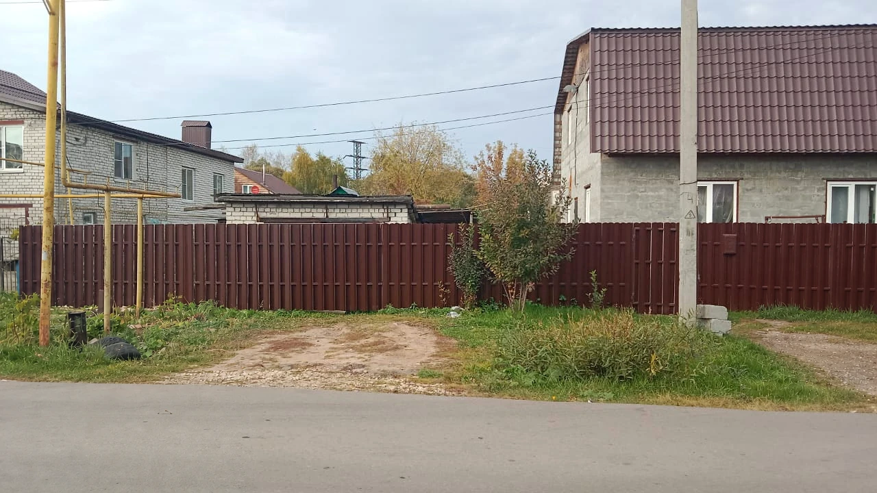 Ограждение из бордового евроштакетника вдоль улицы